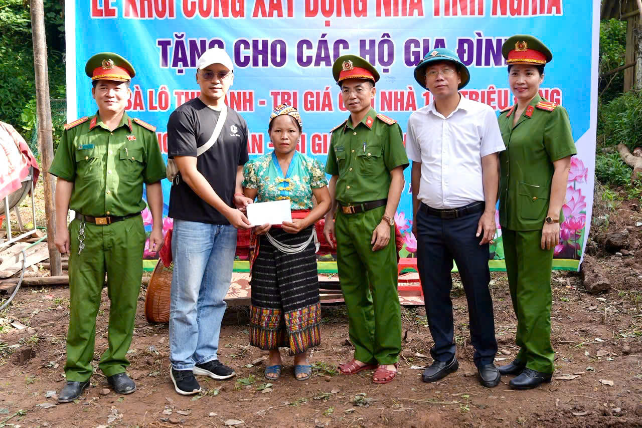 Gia đình bà Lô Thị Hạnh và gia đình ông Lương Văn Xuân cảm kích trước tấm lòng của lực lượng Công an và mạnh thường quân