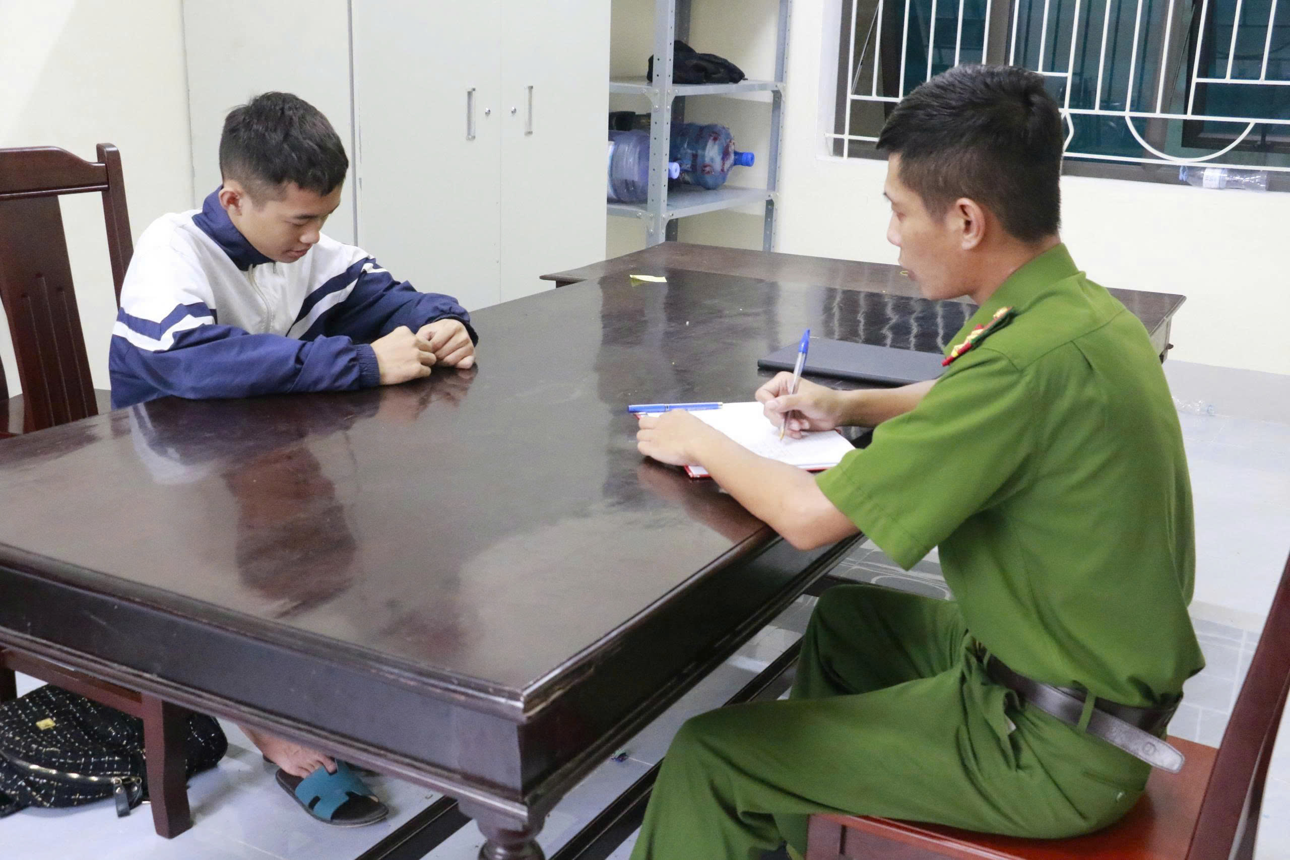 Cơ quan Công an lấy lời khai một đối tượng trong nhóm