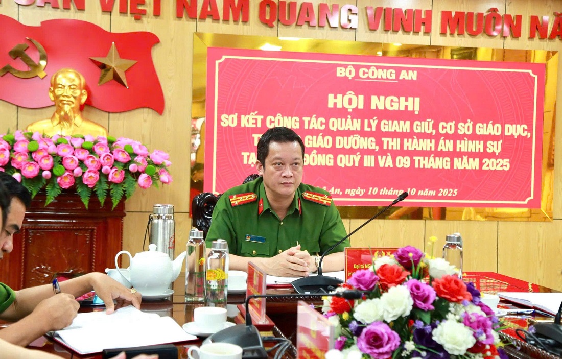 Đồng chí Đại tá Nguyễn Đức Cường, Ủy viên Ban Thường vụ Đảng ủy, Phó Giám đốc Công an tỉnh chủ trì tại điểm cầu Công an tỉnh Nghệ An