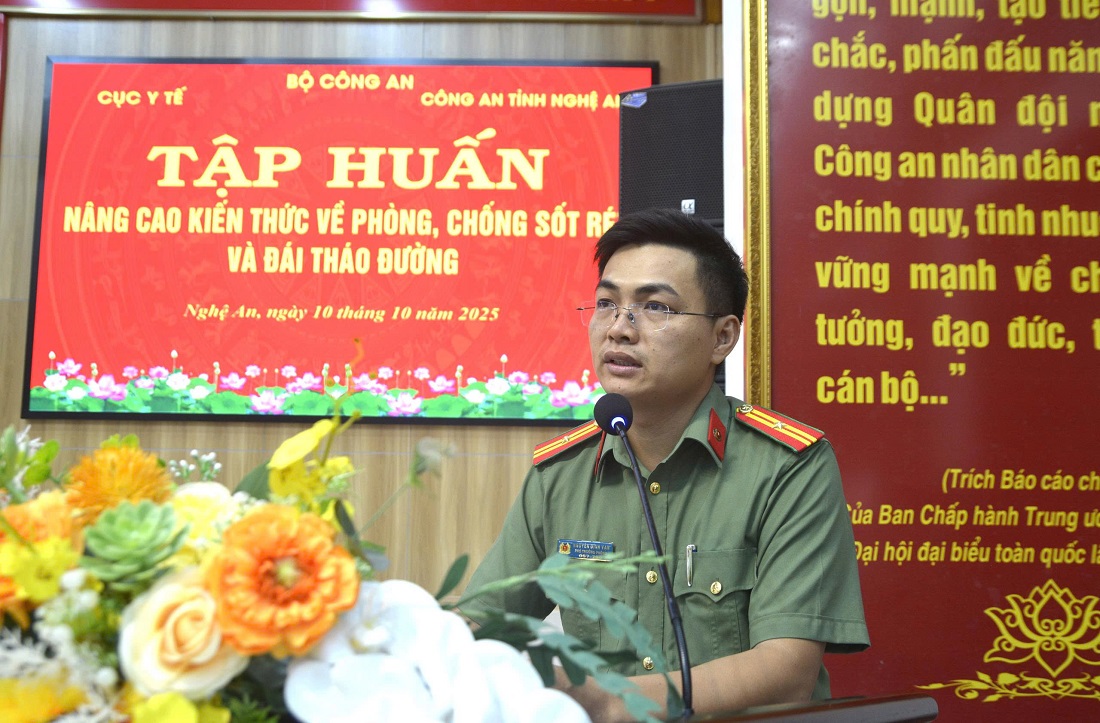 Thiếu tá Nguyễn Đình Vạn – Phó trưởng Phòng 2, Cục y tế (Bộ Công an) phát biểu tại lớp tập huấn