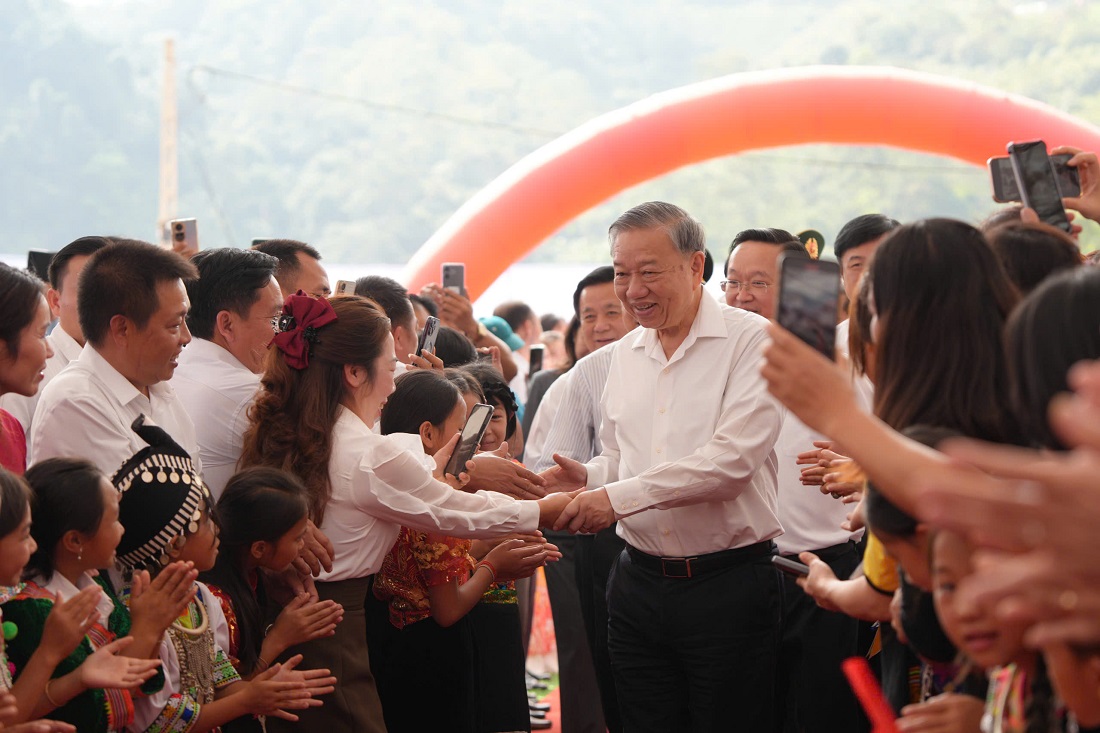 Cán bộ, giáo viên, học sinh, người dân xã Na Ngoi chào đón Tổng Bí thư Tô Lâm cùng các đồng chí lãnh đạo Đảng, Nhà nước, bộ, ngành Trung ương, tỉnh Nghệ An về dự Lễ khởi công xây dựng Trường Phổ thông nội trú liên cấp TH và THCS Na Ngoi