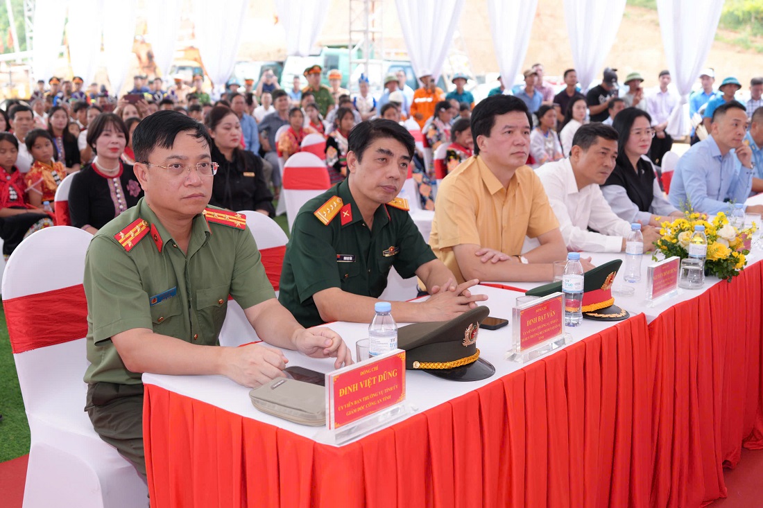 Tổng Bí thư Tô Lâm cùng các đồng chí lãnh đạo Đảng, Nhà nước, bộ, ngành Trung ương, tỉnh Nghệ An dự Lễ khởi công xây dựng Trường Phổ thông nội trú liên cấp TH và THCS Na Ngoi. 