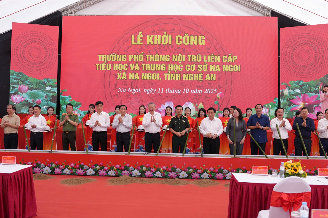 Tổng Bí thư Tô Lâm cùng các đồng chí lãnh đạo Đảng, Nhà nước, bộ, ngành Trung ương, tỉnh Nghệ An thực hiện nghi thức khởi công xây dựng Trường Phổ thông nội trú liên cấp TH và THCS Na Ngoi 
