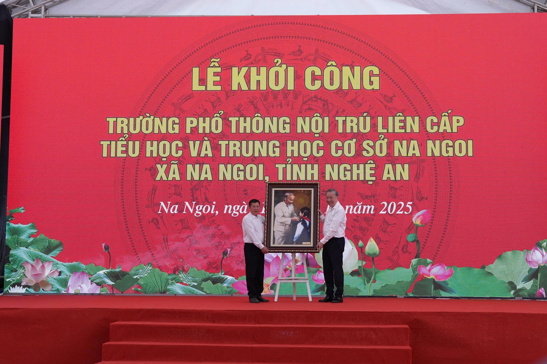 Tổng Bí thư Tô Lâm trao tặng nhà trường bức ảnh “Bác Hồ quàng khăn đỏ cho học sinh” – biểu tượng thiêng liêng thể hiện sự quan tâm của Bác đối với thế hệ trẻ.