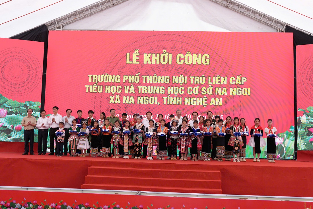 Tổng Bí thư Tô Lâm cùng các đồng chí lãnh đạo Đảng, Nhà nước, bộ, ngành Trung ương, tỉnh Nghệ An trao quà cho các học sinh trên địa bàn xã Na Ngoi. 