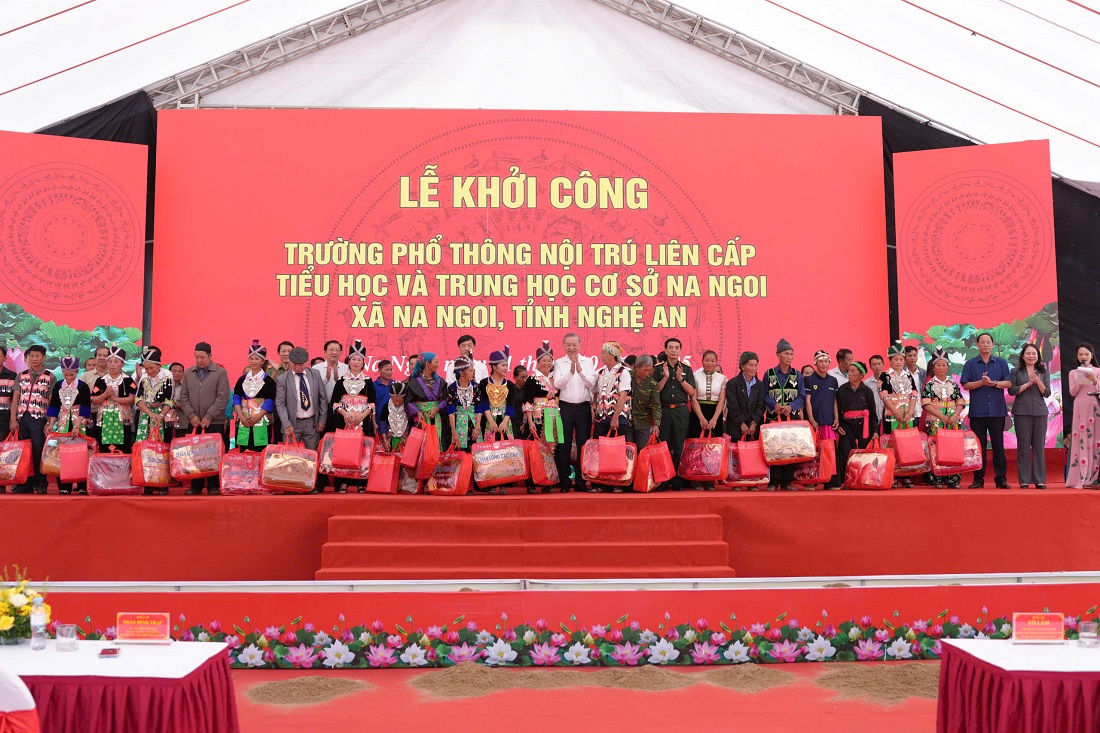 Tổng Bí thư Tô Lâm cùng các đồng chí lãnh đạo Đảng, Nhà nước, bộ, ngành Trung ương, tỉnh Nghệ An trao tặng quà cho các gia đình khó khăn, chính sách trên địa bàn xã Na Ngoi.