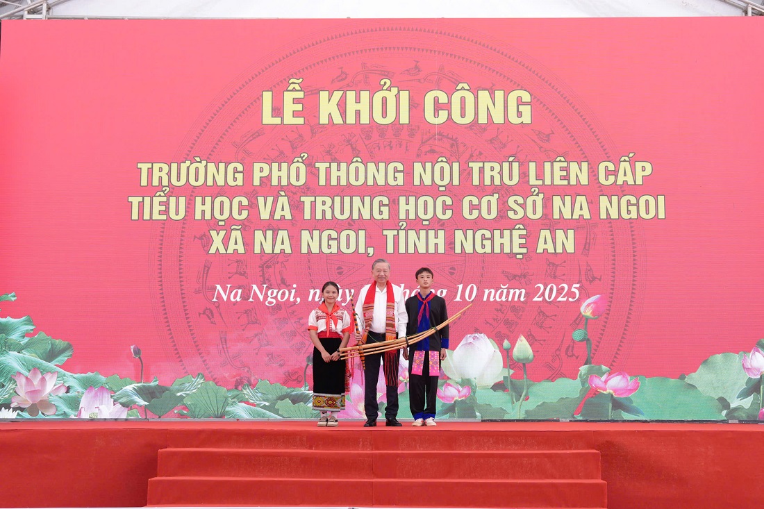 Các em học sinh tặng quà lưu niệm cho Tổng Bí thư Tô Lâm 