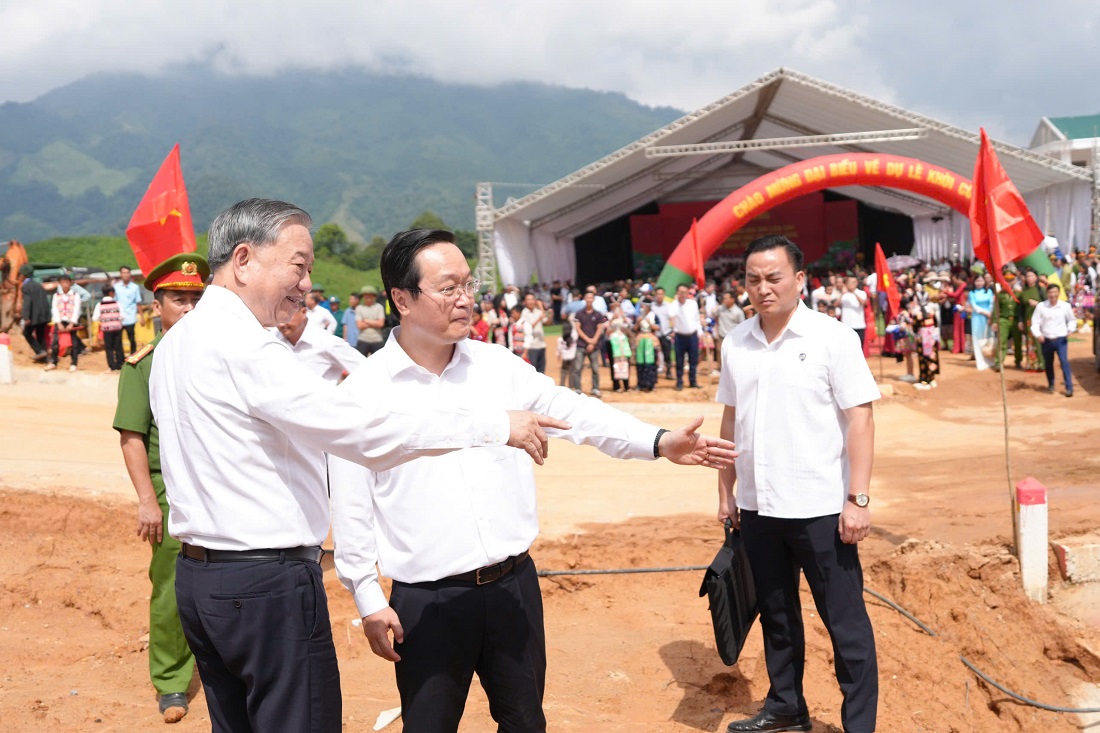 Tổng Bí thư Tô Lâm kiểm tra mặt bằng Trường Phổ thông nội trú liên cấp TH và THCS Na Ngoi.     