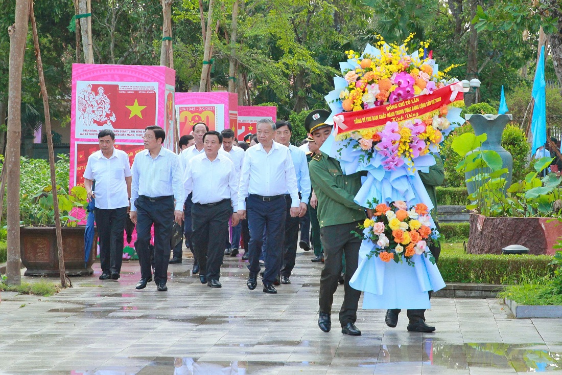 Tổng Bí thư Tô Lâm cùng các đồng chí lãnh đạo Đảng, Nhà nước và các đại biểu về dâng hoa, dâng hương tưởng niệm Chủ tịch Hồ Chí Minh   