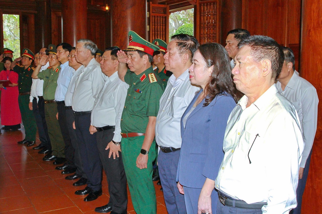 Tổng Bí thư Tô Lâm và các đại biểu thành kính tưởng niệm Chủ tịch Hồ Chí Minh