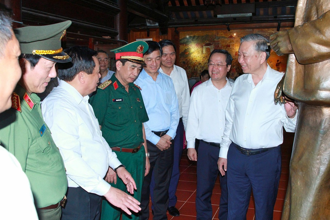 Tổng Bí thư Tô Lâm và các đại biểu thăm nhà trưng bày tại Khu di tích Quốc gia đặc biệt Kim Liên