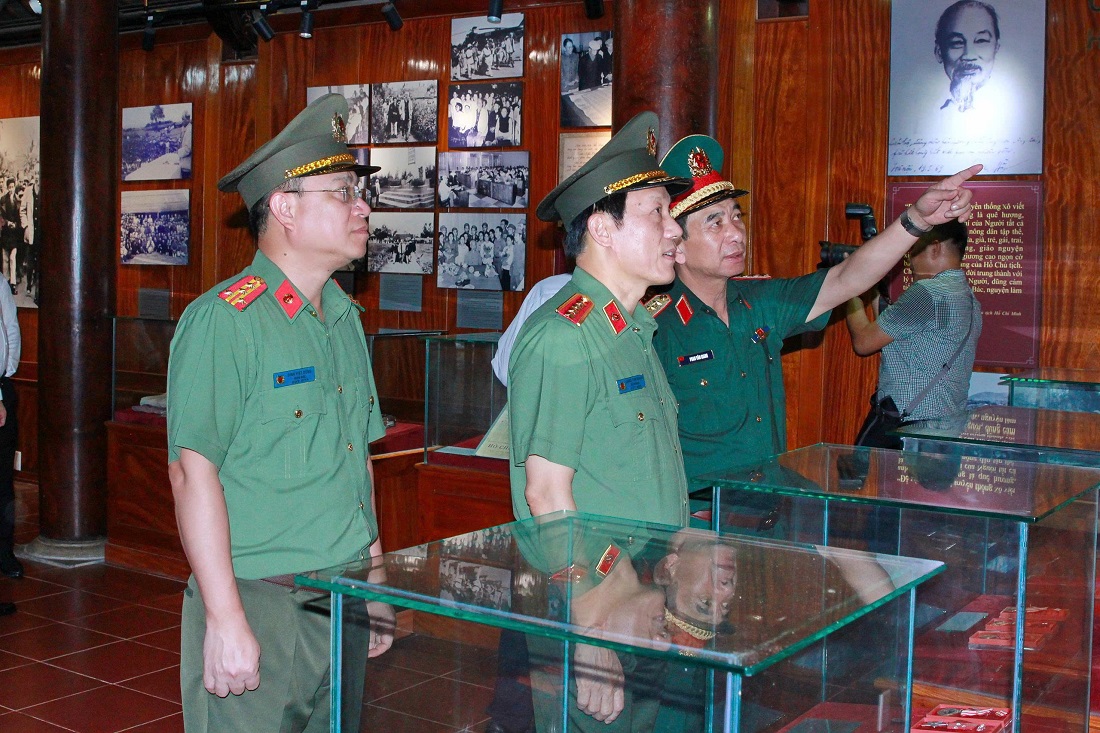 Các đồng chí: Bộ trưởng Bộ Quốc Phòng Phan Văn Giang; Bộ trưởng Bộ Công an Lương Tam Quang và Giám đốc Công an tỉnh Nghệ An Đinh Việt Dũng thăm nhà trưng bày tại Khu di tích Quốc gia đặc biệt Kim Liên 