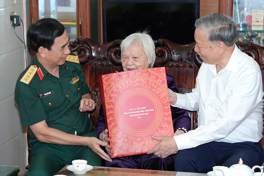 Tổng Bí thư Tô Lâm thăm hỏi, trao tặng quà tri ân Mẹ Việt Nam Anh hùng Nguyễn Thị Kim Oanh tại phường Trường Vinh