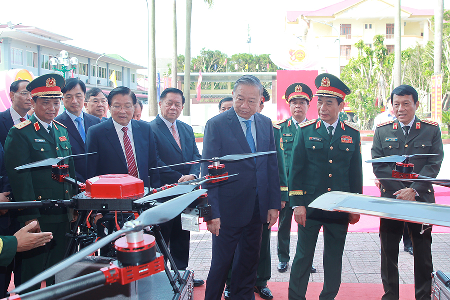 Tổng Bí thư Tô Lâm cùng các đại biểu đã tham dự Lễ kỷ niệm 80 năm Ngày truyền thống Lực lượng vũ trang Quân khu 4