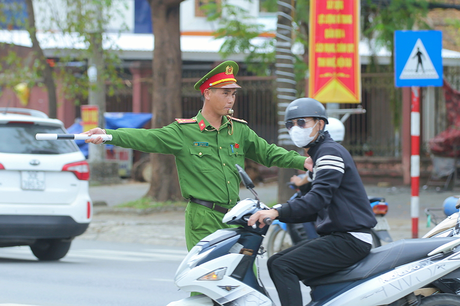 Lực lượng Cảnh sát giao thông, Công an phường phối hợp điều tiết, phân luồng giao thông, đảm bảo các tuyến đường di chuyển thông suốt