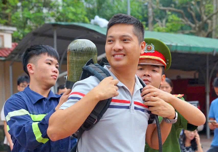 Đông đảo người dân hào hứng tham gia trải nghiệm và tìm hiểu các kiến thức cơ bản về PCCC và CNCH