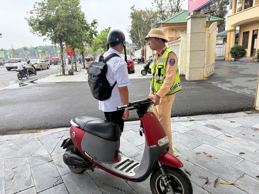 Cảnh sát Giao thông lập biên bản, xử lý các trường hợp vi phạm
