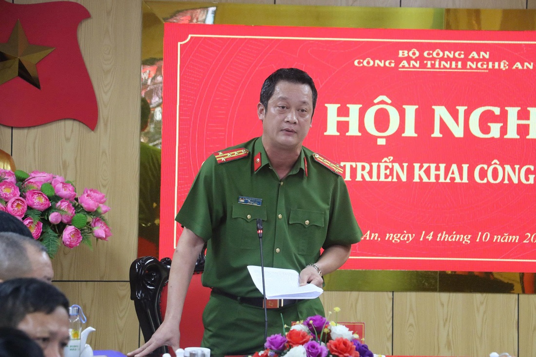 Đồng chí Đại tá Nguyễn Đức Cường, Phó Giám đốc Công an tỉnh phát biểu tham luận về công tác triển khai bảo đảm an ninh, an toàn đối tượng cảnh vệ trên địa bàn trong thời gian vừa qua