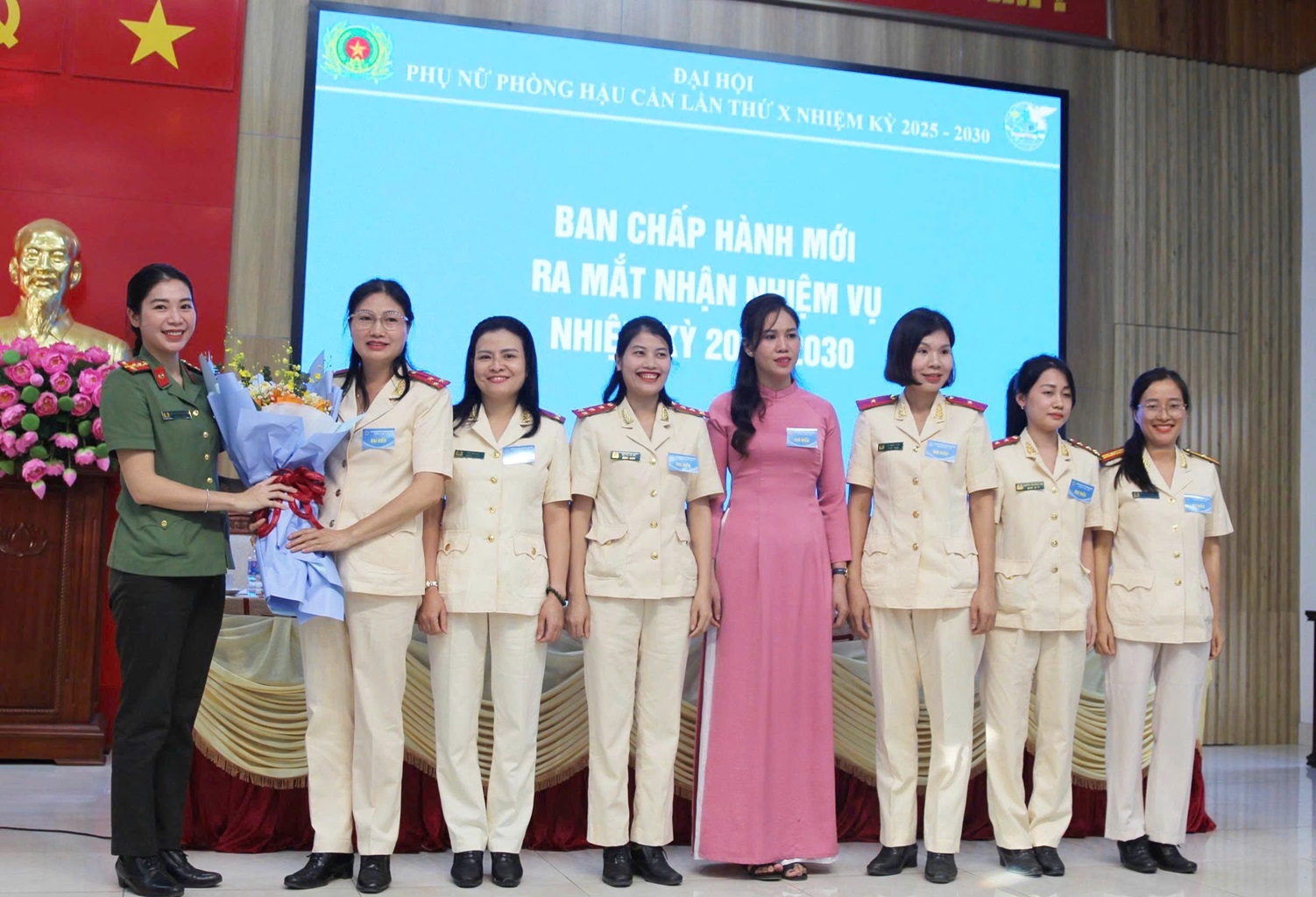 Đại diện Hội phụ nữ Công an tỉnh tặng hoa chúc mừng Ban Chấp hành Hội phụ nữ Phòng Hậu cần nhiệm kỳ 2025 - 2030