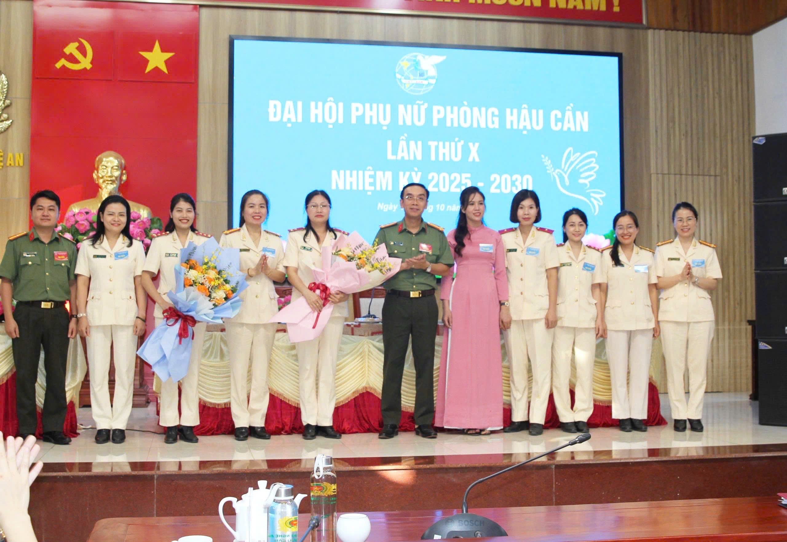 Các đồng chí Lãnh đạo Phòng Hậu cần chúc mừng Đại hội