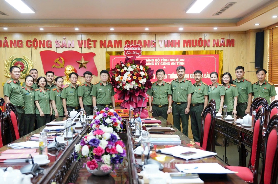 Đồng chí Đại tá Trần Hồng Quang, Phó Bí thư Đảng ủy, Phó Giám đốc Công an tỉnh, Chủ nhiệm UBKT tặng hoa chúc mừng Cơ quan UBKT Đảng ủy Công an tỉnh nhân kỷ niệm 77 năm Ngày truyền thống ngành Kiểm tra Đảng
