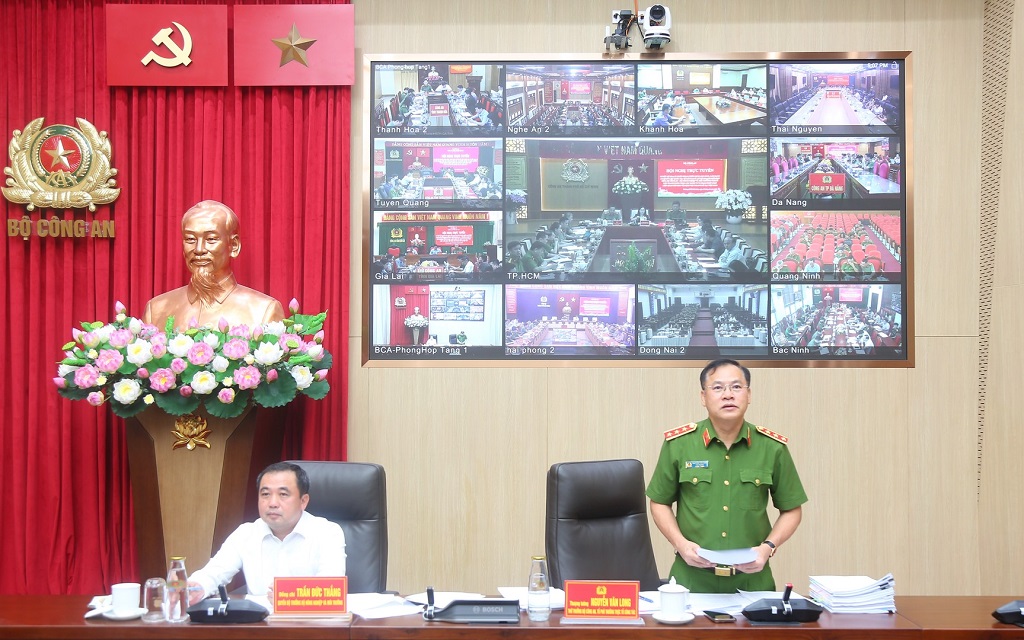 Quyền Bộ trưởng Bộ Nông nghiệp và Môi trường Trần Đức Thắng và Thứ trưởng Nguyễn Văn Long đồng chủ trì Hội nghị.