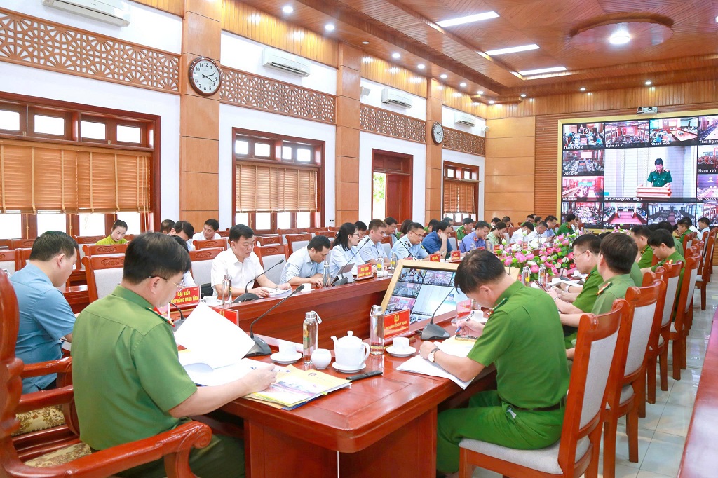 Tại điểm cầu Công an tỉnh Nghệ An, đồng chí Đại tá Đinh Việt Dũng - Giám đốc Công an tỉnh và đồng chí Lê Quang Huy - Phó Giám đốc Sở Nông nghiệp và Môi trường đồng chủ trì hội nghị.