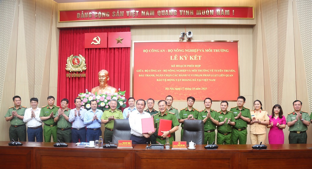 Quyền Bộ trưởng Bộ Nông nghiệp và Môi trường Trần Đức Thắng và Thứ trưởng Nguyễn Văn Long ký Kế hoạch phối hợp giữa Bộ Công an -Bộ Nông nghiệp và Môi trường về tuyên truyền, đấu tranh, ngăn chặn các hành vi vi phạm pháp luật liên quan đến bảo vệ động vật hoang dã tại Việt Nam.