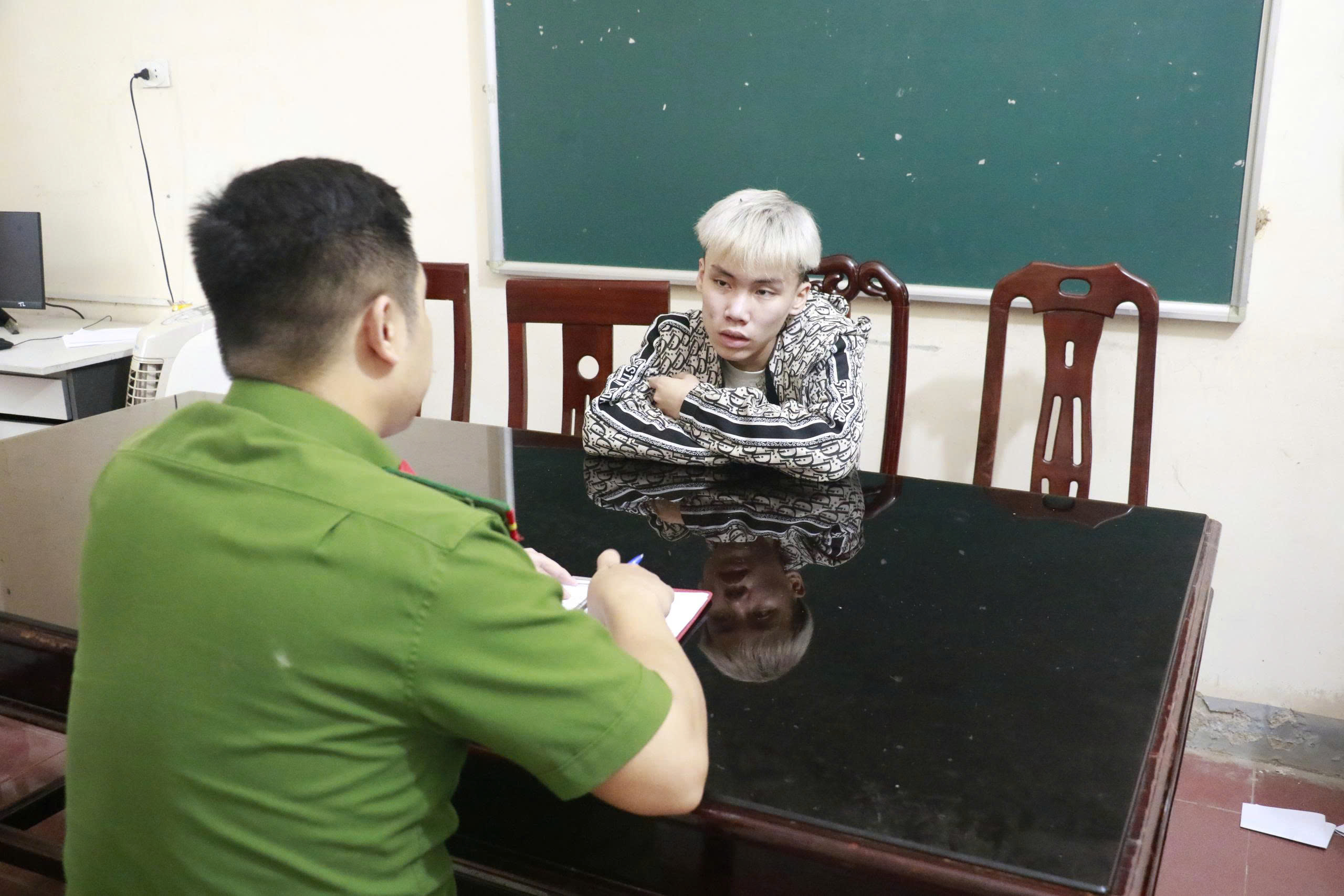 Cơ quan Công an lấy lời khai Vi Nhật Tân và Hà Văn Hiếu