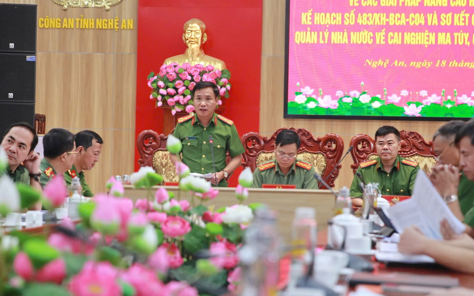 Đại tá Nguyễn Duy Thanh, Ủy viên Ban Thường vụ Đảng ủy, Phó Giám đốc, Thủ trưởng Cơ quan CSĐT Công an tỉnh phát biểu tham luận tại Hội nghị