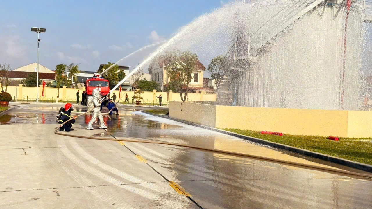 Lực lượng Cảnh sát PCCC và CNCH phối hợp Kho KX3 triển khai đội hình phun bọt dập tắt đám cháy giả định tại khu vực bể chứa nhiên liệu