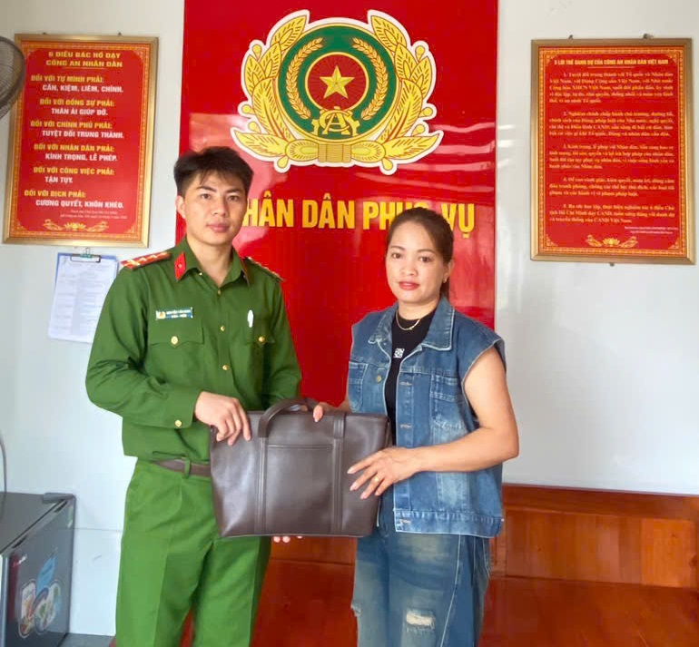 Công an xã Nghi Lộc trao trả lại tài sản tới chị Hồ Thị Xuân