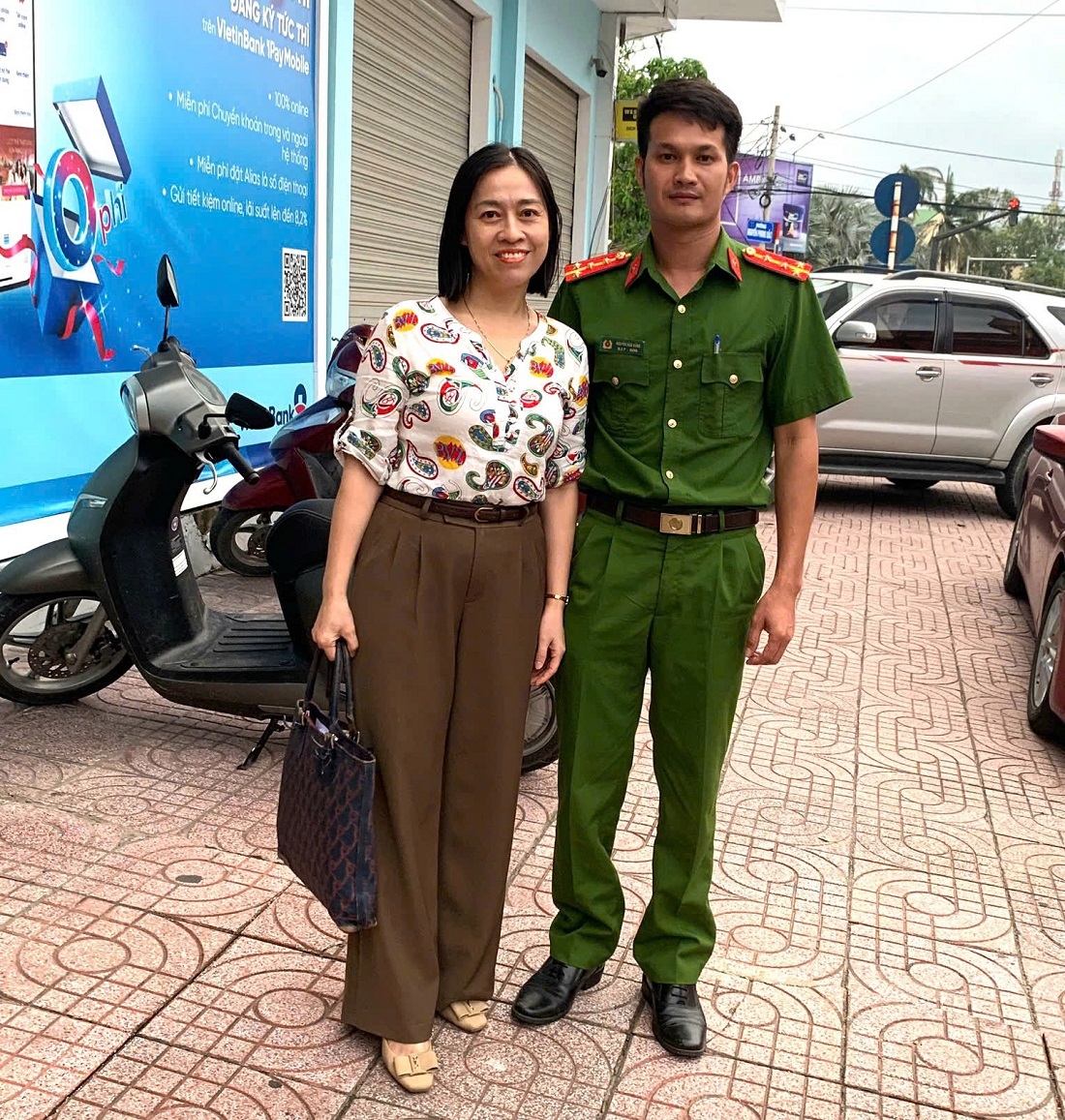 Nhận lại số tiền chuyển khoản nhầm, chị Hoàng Thị Thanh Tĩnh hết sức xúc động và cảm ơn Đại úy Nguyễn Hữu Dũng