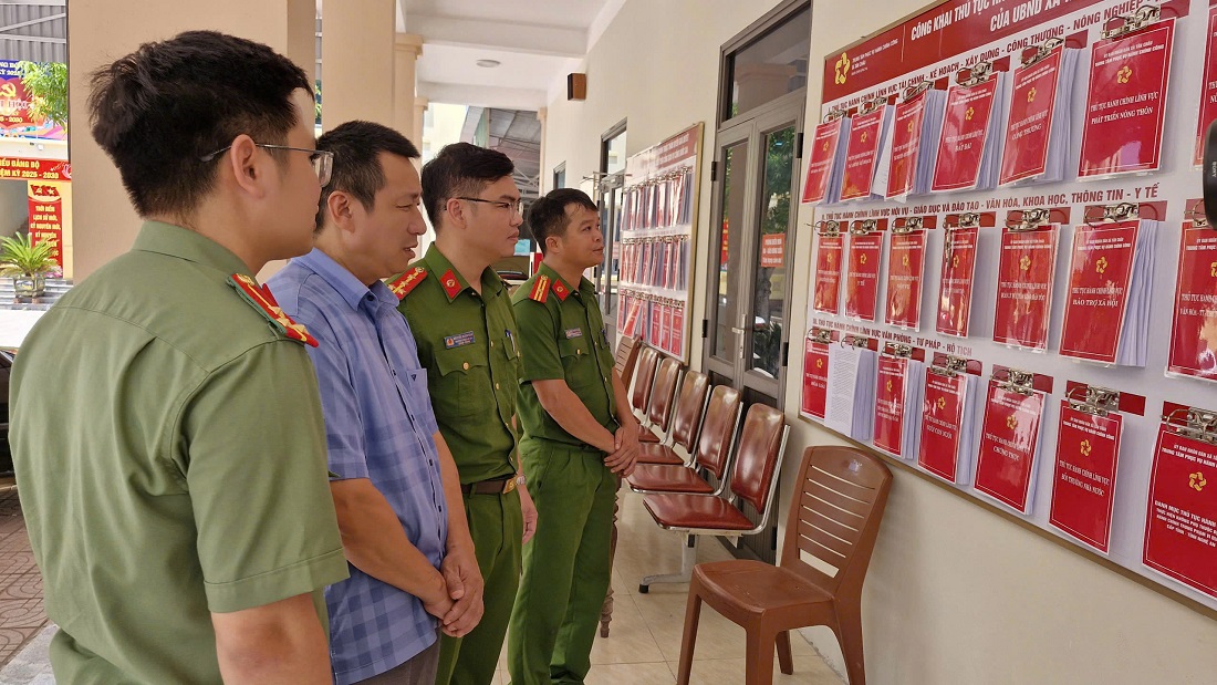 Công an xã Tân Châu tăng cường các hoạt động phối hợp với Trung tâm hành chính công xã trong tiếp nhận, giải quyết thủ tục hành chính, đặc biệt là các thủ tục hành chính liên thông nhằm giải quyết công việc nhanh chóng, thuận tiện nhất, giảm thời gian đi lại cho người dân