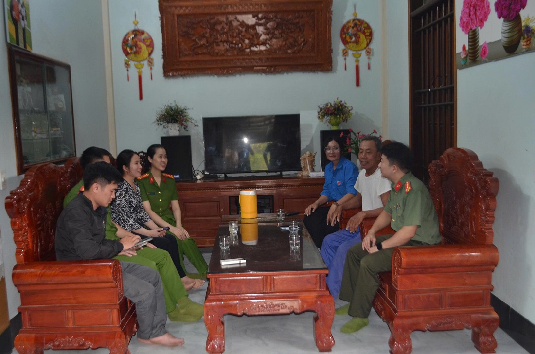 … và phối hợp với các đoàn thể trực tiếp xuống tận nhà…