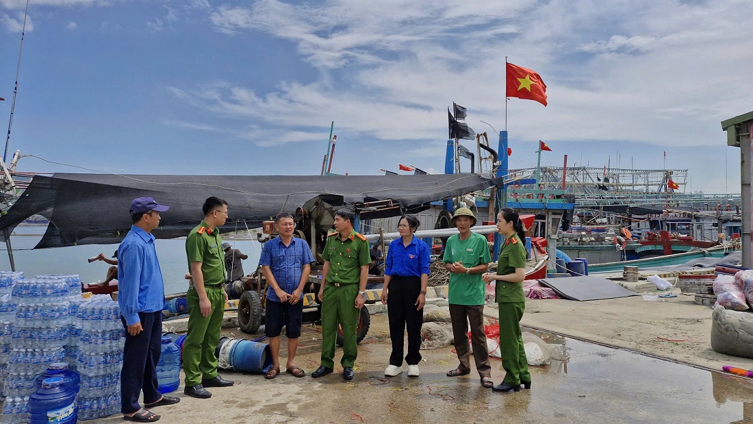 …đến tận các bến cá, khu neo đậu tàu thuyền