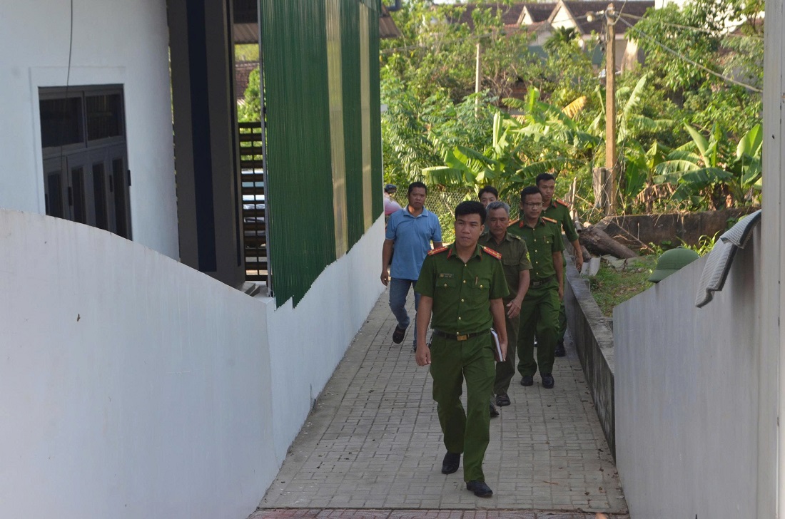 Công an xã Bạch Ngọc tăng cường xuống cơ sở, “đi từng ngõ, gõ từng nhà, rà từng đối tượng” để tuyên truyền, hướng dẫn người dân thực hiện chuyển đổi số và sử dụng dịch vụ công trực tuyến