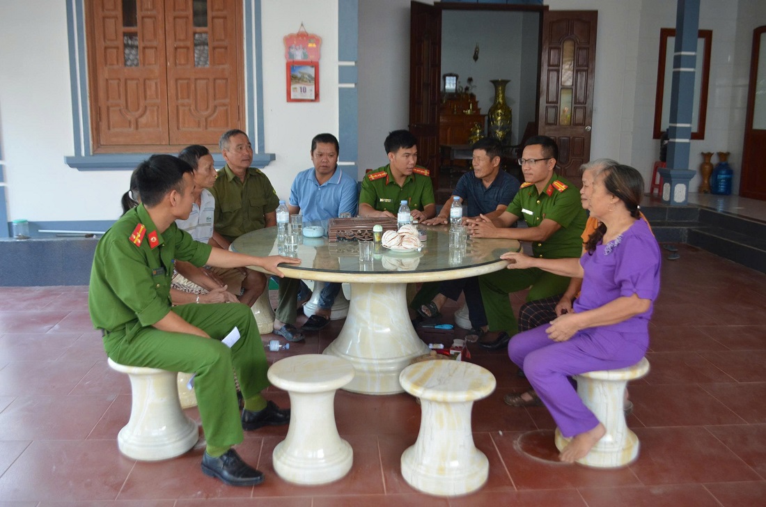 Đồng thời, Công an xã Bạch Ngọc lồng ghép nội dung phòng ngừa tội phạm công nghệ cao, các thủ đoạn lừa đảo trên không gian mạng, giúp bà con, nhất là người lớn tuổi nâng cao cảnh giác, tránh bị kẻ xấu lợi dụng chiếm đoạt tài sản