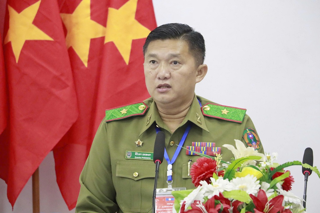 Thiếu tướng Sỉ Văn Tha Phia Sạ Khả, Giám đốc Công an tỉnh Xiêng Khoảng phát biểu tại Hội nghị
