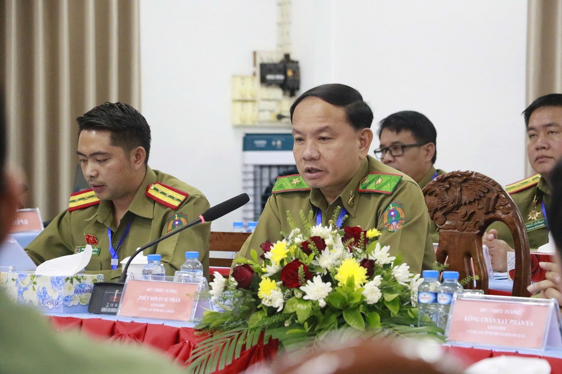 Thiếu tướng Phết Sỏn In Sủ Phăn, Giám đốc Công an tỉnh Hủa Phăn phát biểu tại Hội nghị