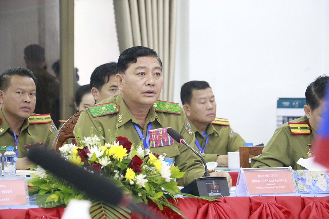 Thiếu tướng Kông Chăn Xay Păn Nha, Giám đốc Công an tỉnh Bo Ly Khăm Xay phát biểu tại Hội nghị