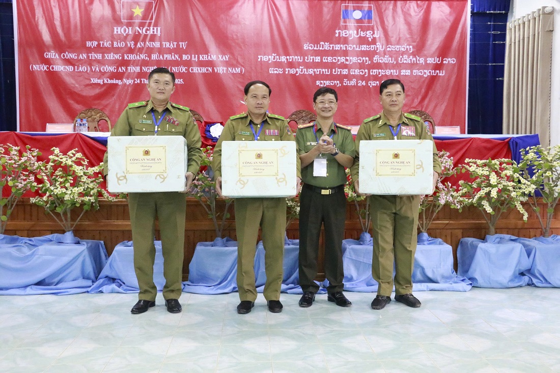 Đoàn đại biểu Công an các tỉnh đã chia sẻ những tình cảm tốt đẹp, khẳng định tình đoàn kết đặc biệt và sự hợp tác giữa Công an 04 tỉnh ngày càng phát triển tốt đẹp,“Mãi mãi xanh tươi, đời đời bền vững”