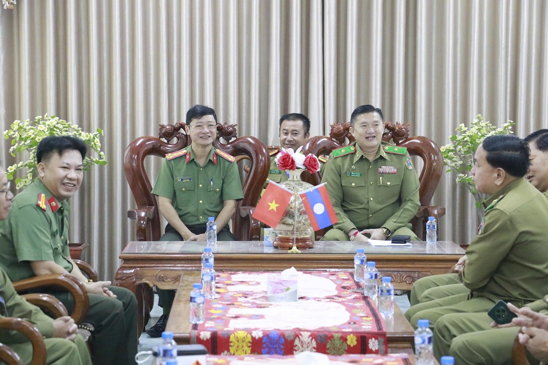 Bên lề Hội nghị, Đoàn đại biểu Công an tỉnh Nghệ An cũng đã có buổi gặp gỡ thân tình Đoàn đại biểu Công an tỉnh Xiêng Khoảng