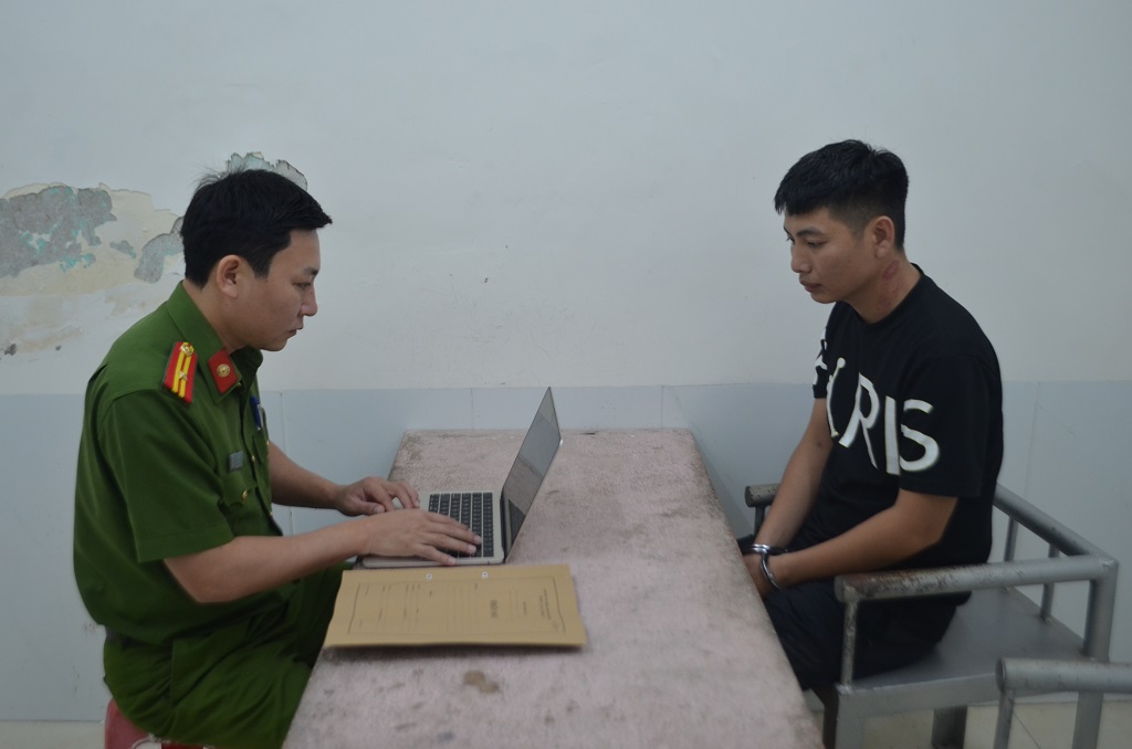 Cán bộ Phòng Cảnh sát hình sự lấy lời khai đối tượng Bàn Văn Vỹ