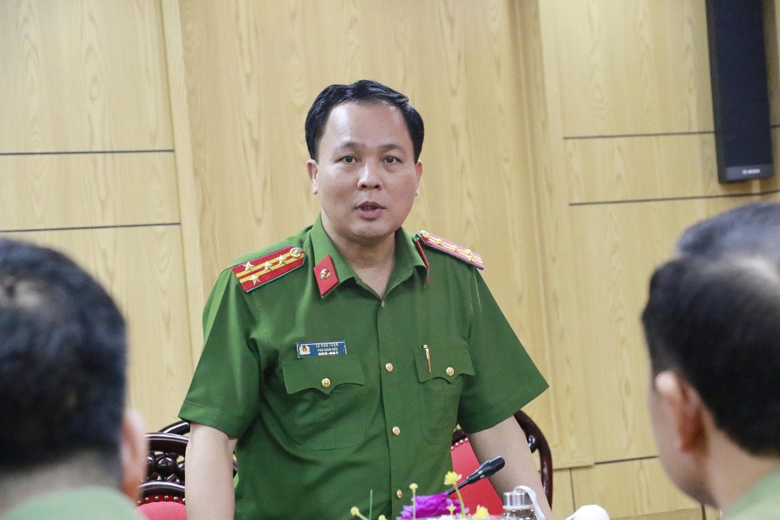 Đồng chí Đại tá Lê Văn Tuân - Phó Giám đốc CA TP Hà Nội chia sẻ khó khăn với CBCS Công an Nghệ An