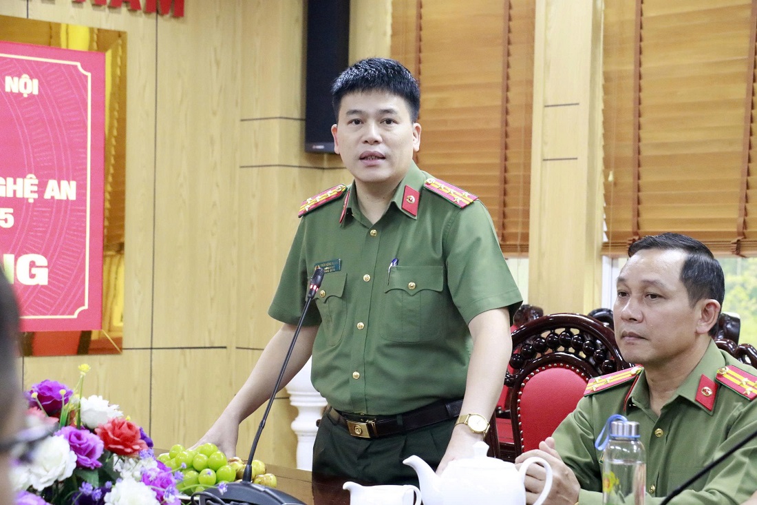 Đồng chí Đại tá Trần Hồng Quang, Phó Bí thư Đảng ủy, Phó Giám đốc Công an tỉnh cảm ơn những tình cảm mà Công an Hà Nội dành tới CBCS Công an Nghệ An