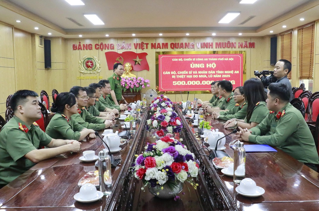 Toàn cảnh buổi trao quà