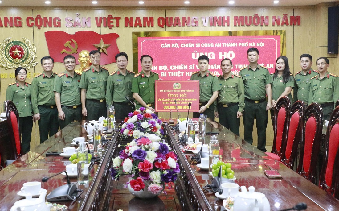 Công an Hà Nội hỗ trợ Công an Nghệ An 500 triệu đồng giúp đỡ CBCS và Nhân dân trên địa bàn khắc phục thiên tai