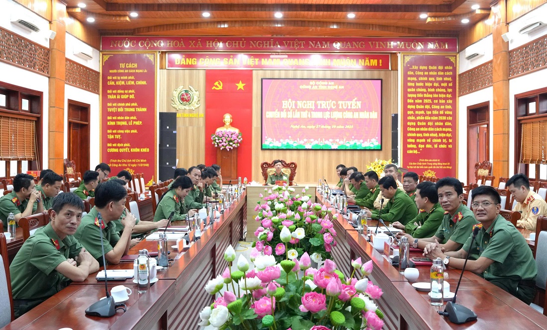 Đồng chí Đại tá Trần Ngọc Tuấn, Ủy viên Ban Thường vụ Đảng ủy, Phó Giám đốc Công an tỉnh dự và chỉ trì Hội nghị tại điểm cầu Công an Nghệ An