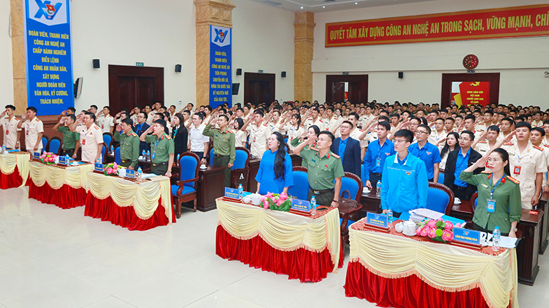 Các đại biểu thực hiện nghi lễ chào cờ